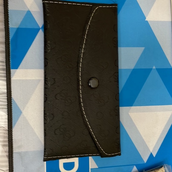 Guess Wallets - Picture 4 of 10
